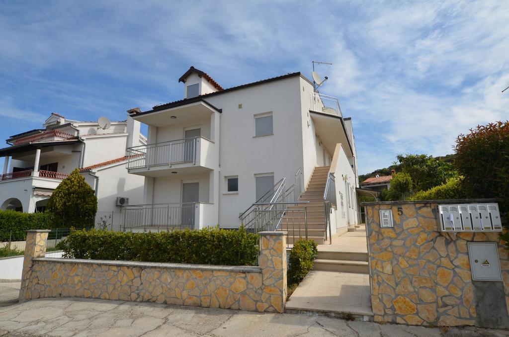 Apartment Anna Borik Ровин Екстериор снимка